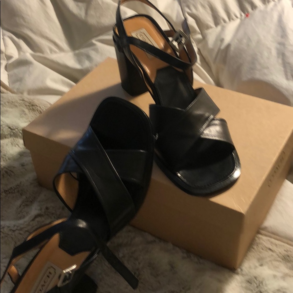 Beautiful Coach sandals - Picture 3 of 6